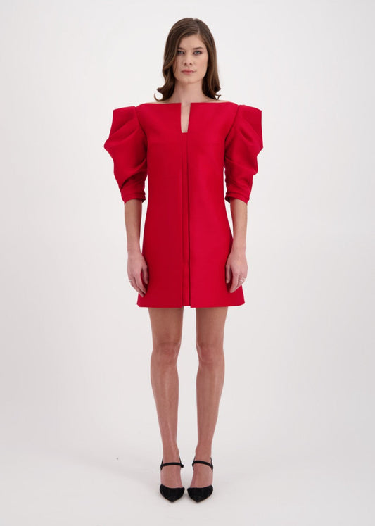 Robe courte cintrée légèrement trapèze vers le bas - Manches ballon structuré 3/4 - Col effet graphique fendu sur le devant - Ouverture milieu dos par un zip - Entièrement doublée.