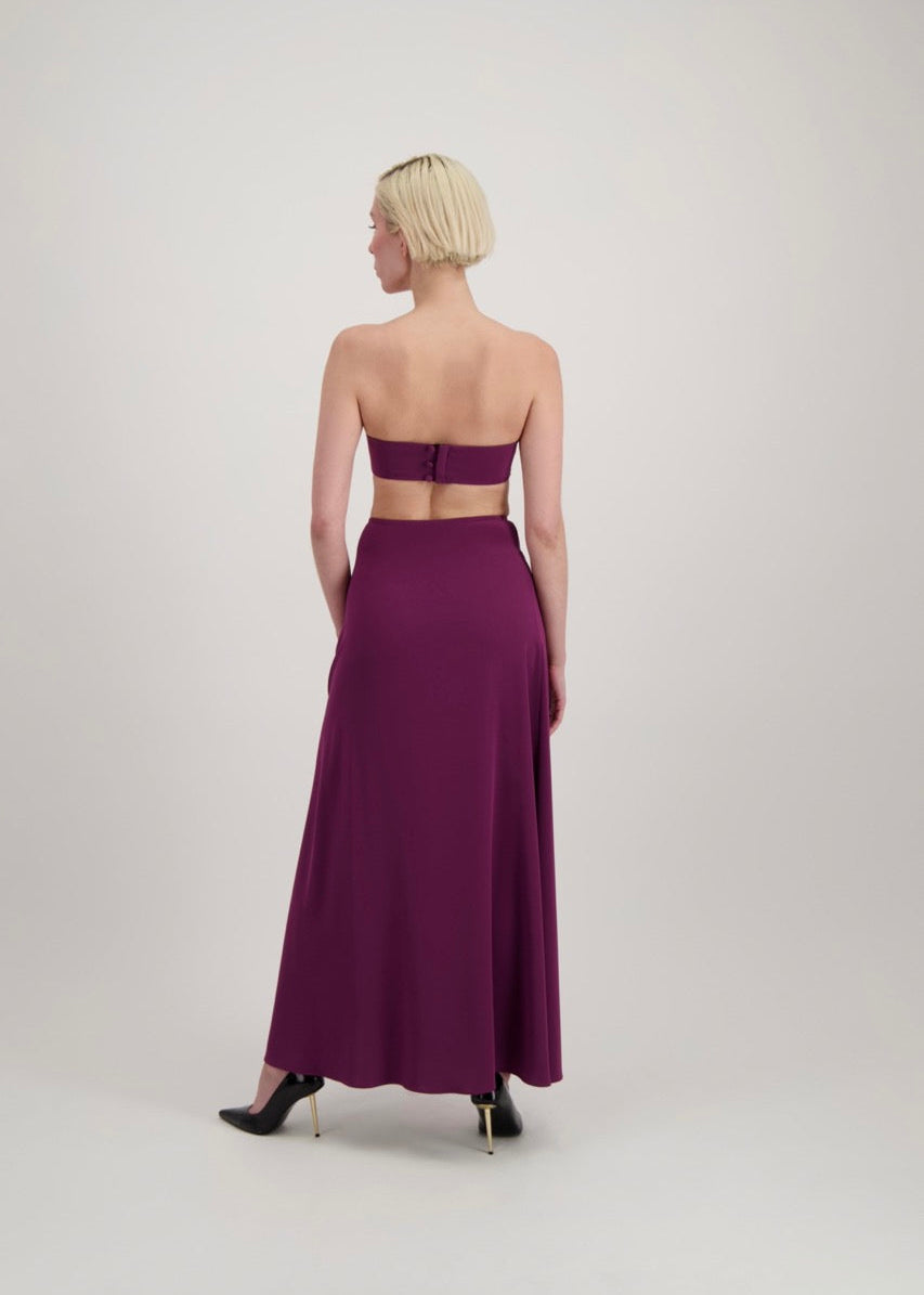 Femme blonde avec un carré habillée d'un bandeau et d'une jupe fendue de couleur lila