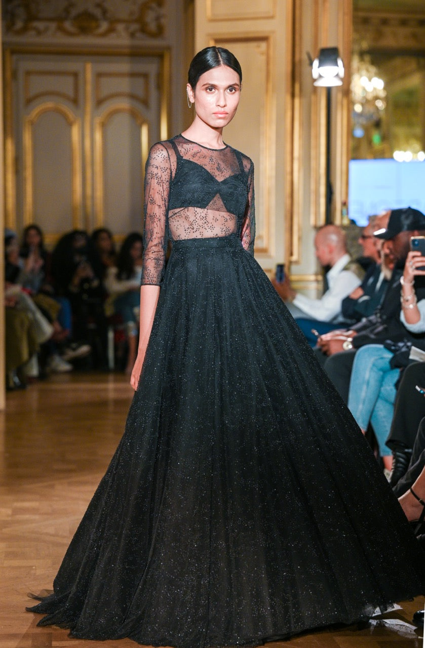 La robe Black Lady en tulle brillant qui défile à la Fashion Week de Paris