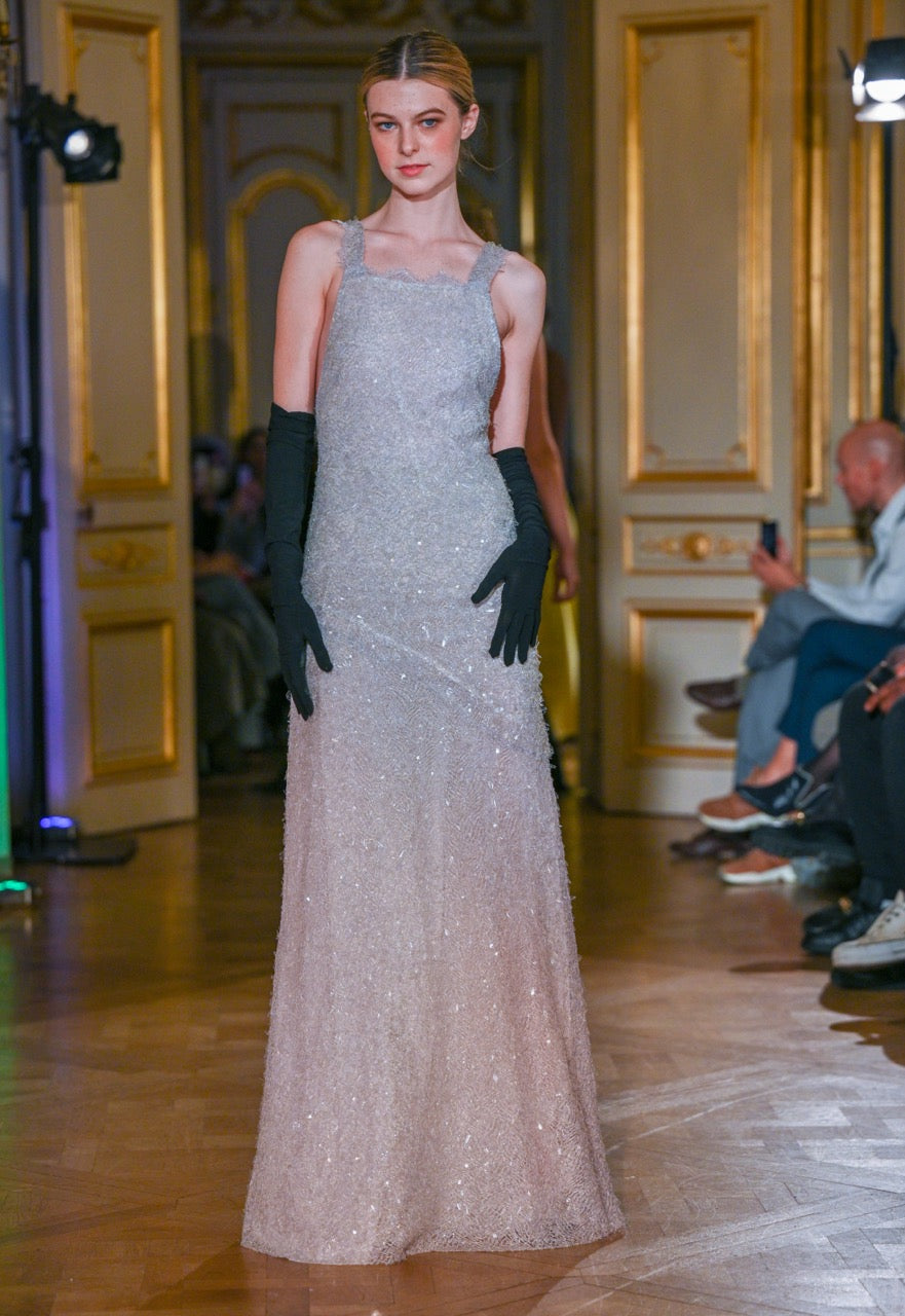 La robe Violette qui défile à la Fashion Week de Paris
