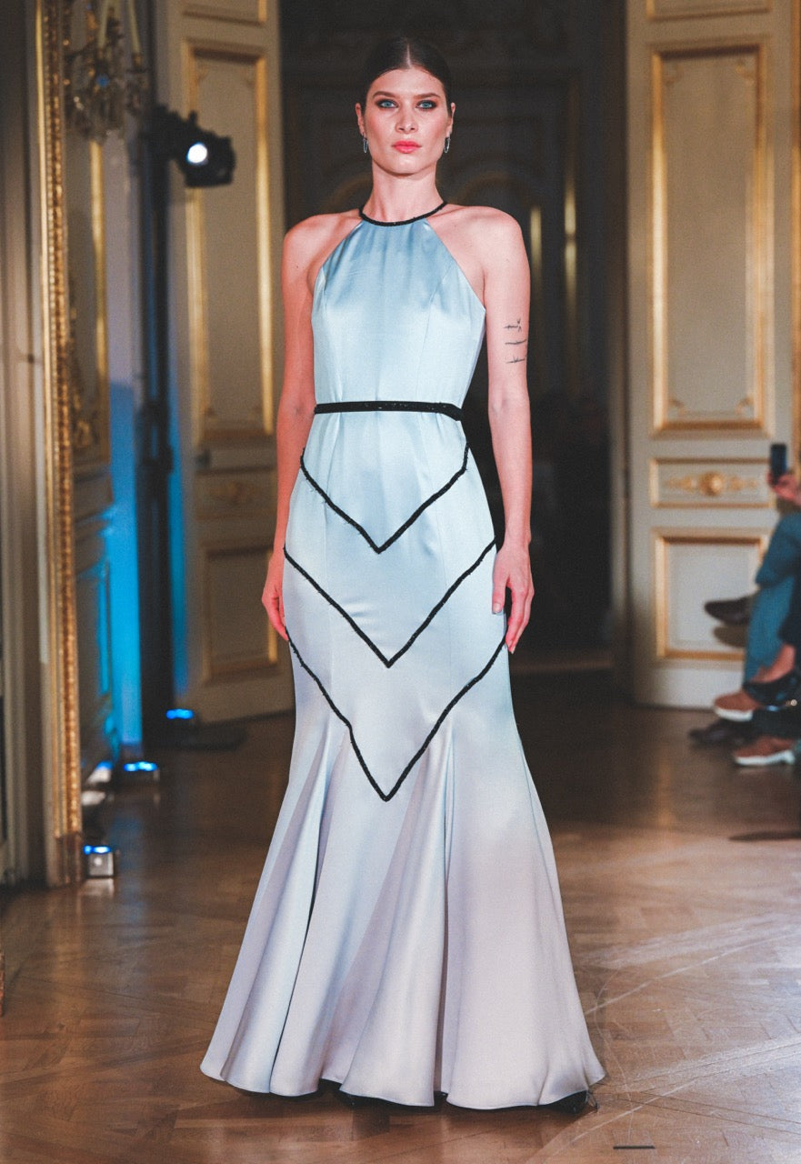La robe Agate en satin de soie qui défile à la Fashion Week de Paris