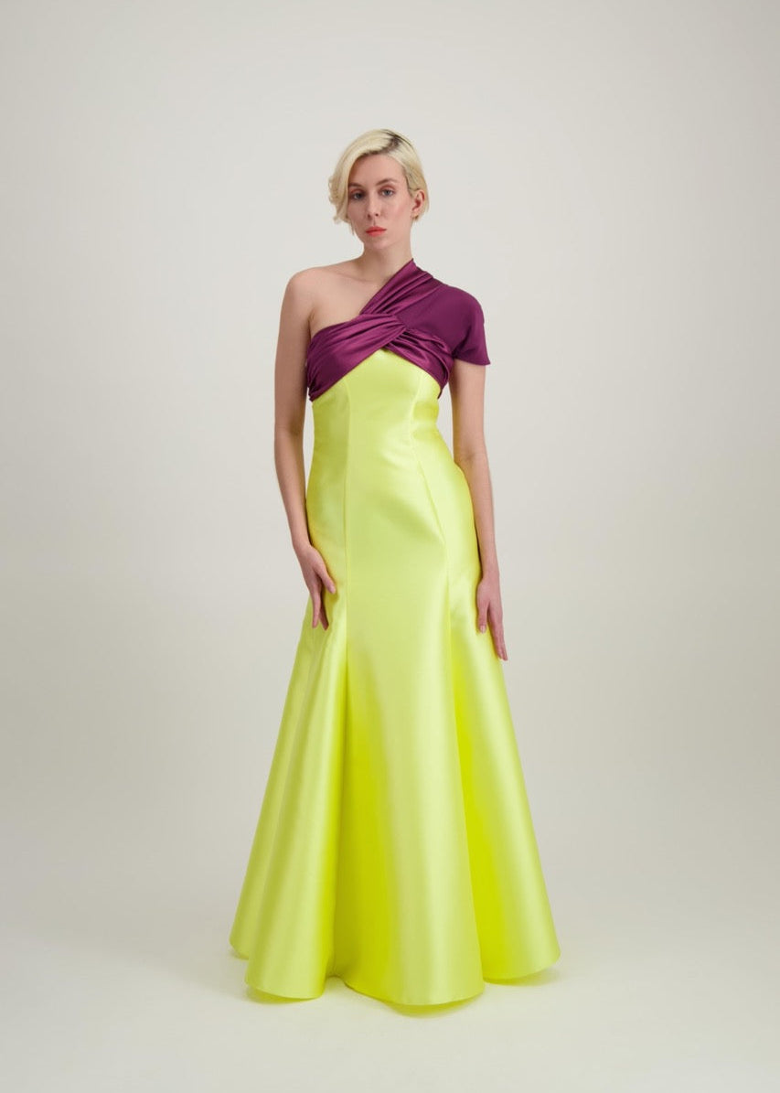 Jeune femme blonde habillée d'une robe longue du soir asymétrique en violet et jaune