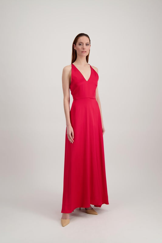 Jeune femme rousse habillée d'une longue robe rouge avec un col en V