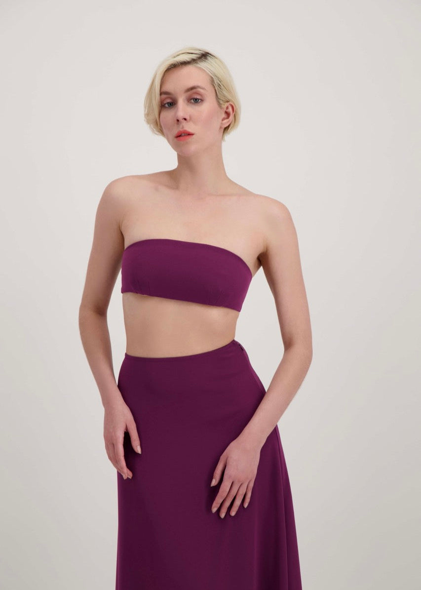 Femme blonde habillée d'un ensemble 2 pièces avec un bandeau et une jupe fendue lila