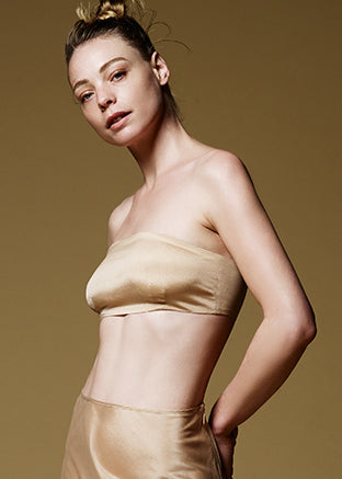 Jeune femme de profil habillée d'un bandeau en soie beige