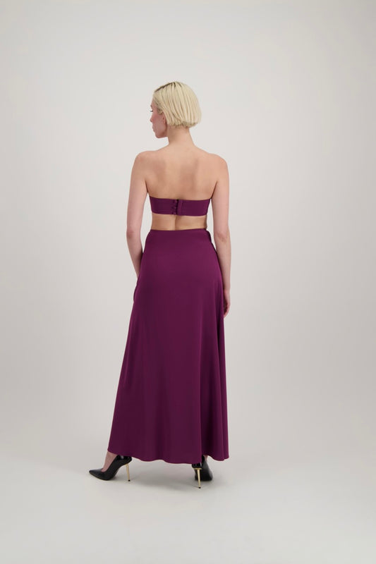 Femme blonde avec un carré habillée d'un bandeau et d'une jupe fendue de couleur lila