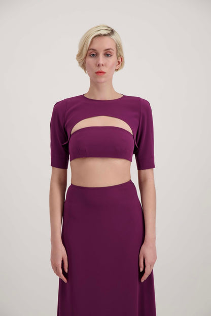 Femme habillée d'un ensemble avec un boléro, un bandeau et une jupe lila