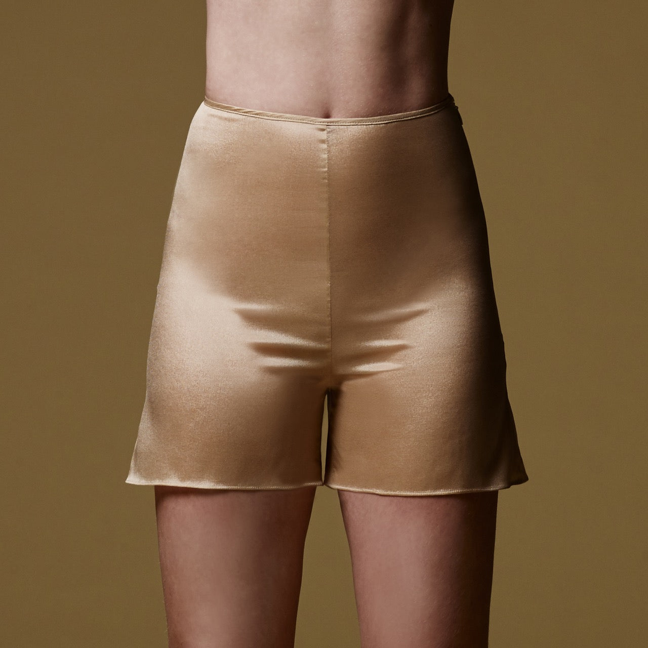 Short de femme en soie beige