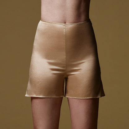 Short de femme en soie beige