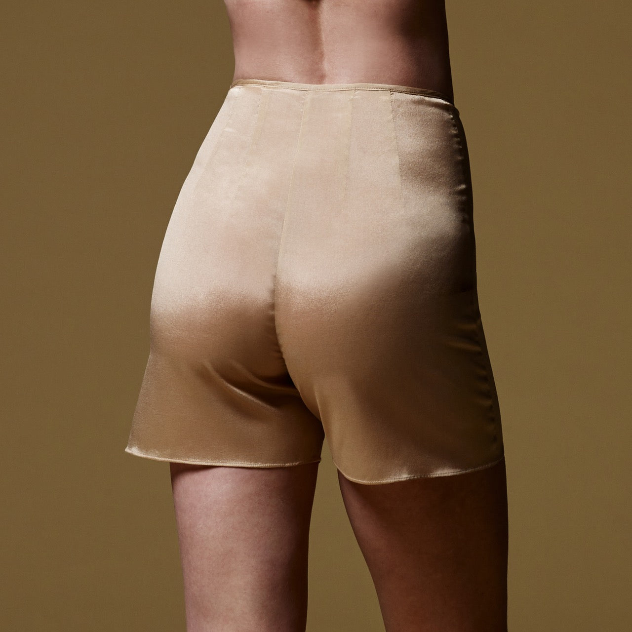Short de femme en soie beige, vue de dos